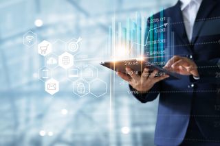 Foto: Mann bedient Tablet